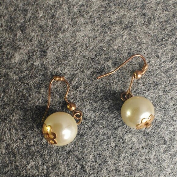 Pearl Floral Earrings Women’s Medium Gold Hook White Bead Vintage Chic - Picture 2 of 2